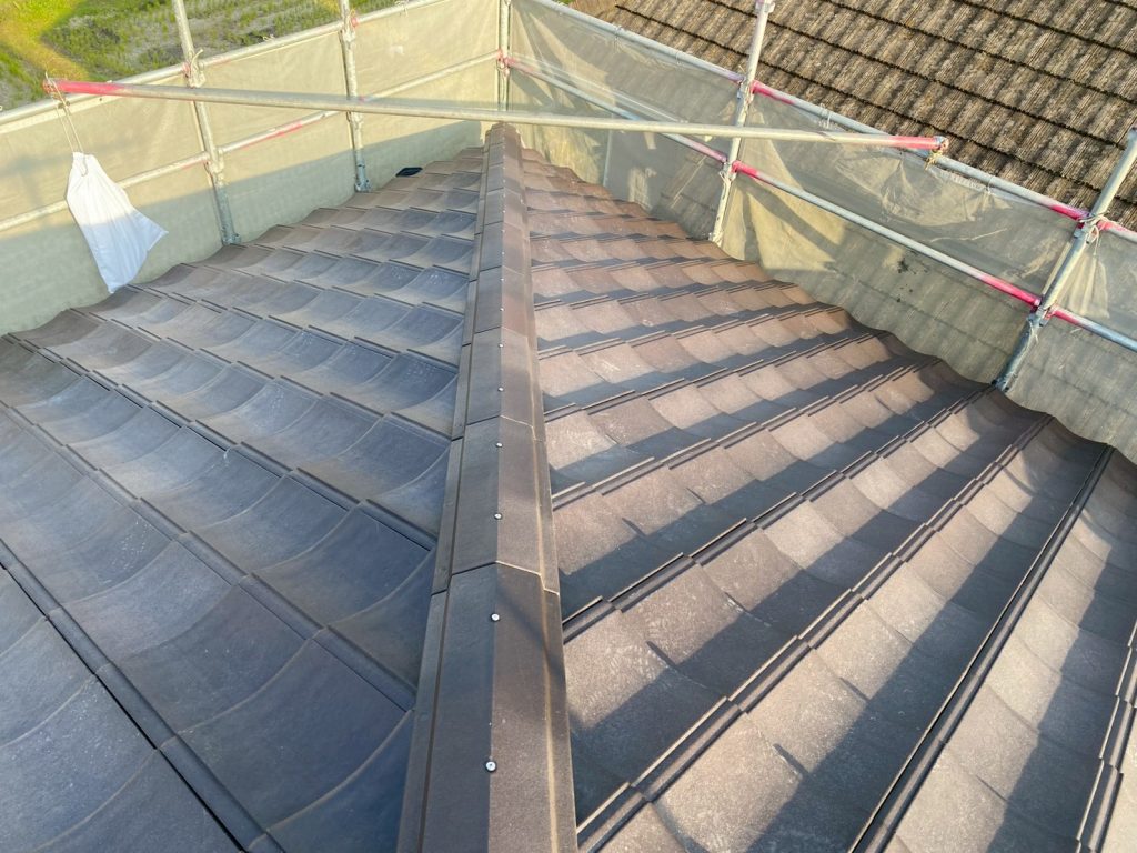 明石市　葺き替え工事　棟　施工完了